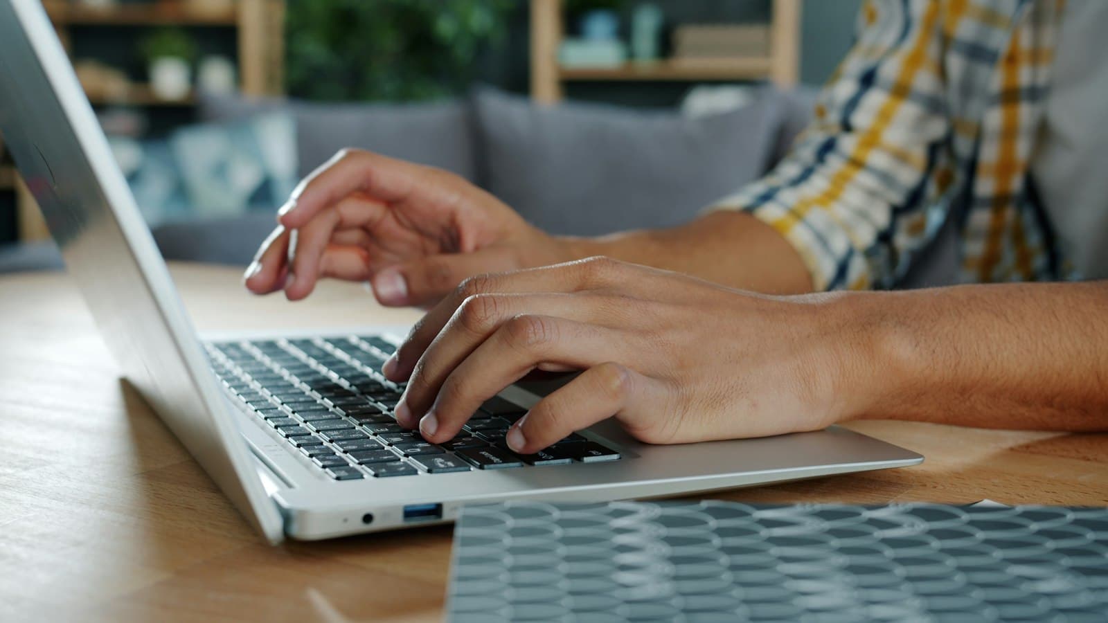 Manos escribiendo en una computadora portátil